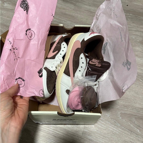 Nike Travis Scott Collaboration Sneakers - Picture 7 of 7